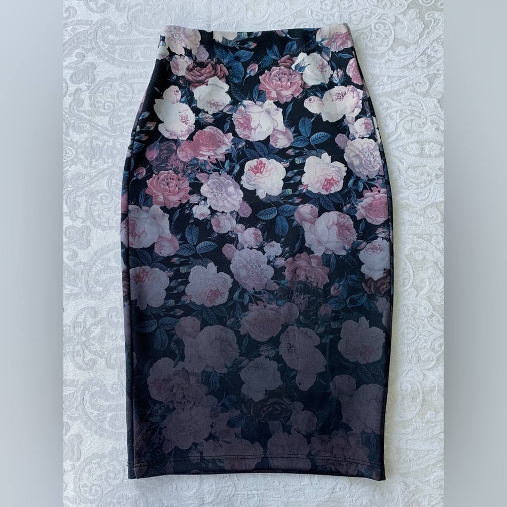 2B bebe size XS Floral Pencil Skirt